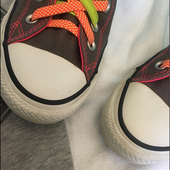 WOMENS CONVERSE SIZE 9 - Picture 3 of 6